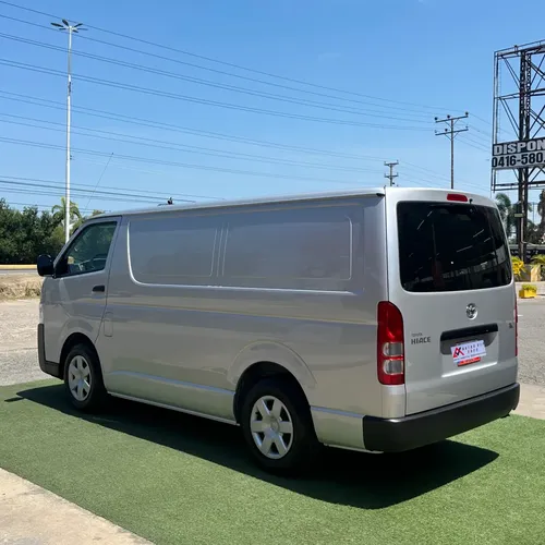 Toyota Hiace 2025 Gris Lechería