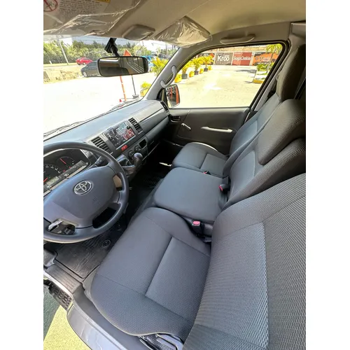 Toyota Hiace 2025 Gris Lechería