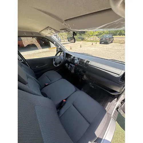 Toyota Hiace 2025 Gris Lechería