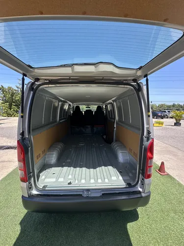 Toyota Hiace 2025 Gris Lechería