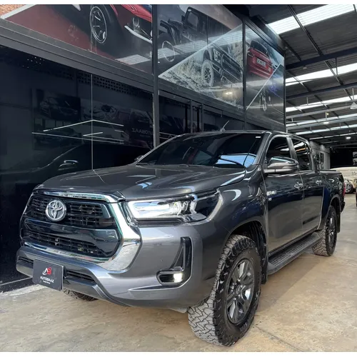 Toyota Hilux 2025 Gris Caracas