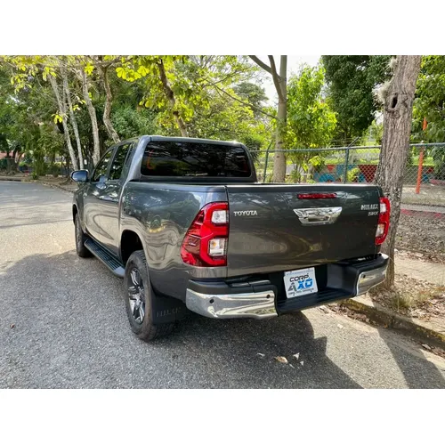 Toyota Hilux 2025 Gris Caracas