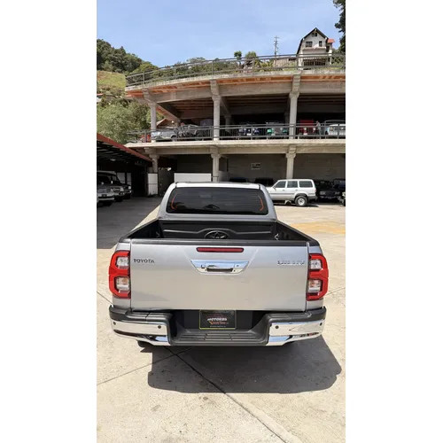 Toyota Hilux 2024 Plateado