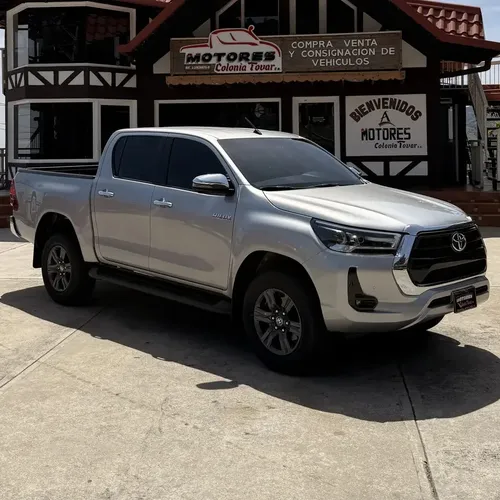 Toyota Hilux 2024 Plateado