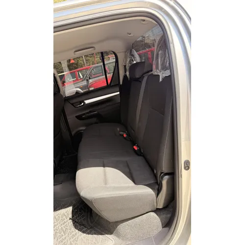 Toyota Hilux 2024 Plateado