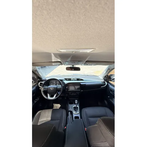 Toyota Hilux 2024 Plateado