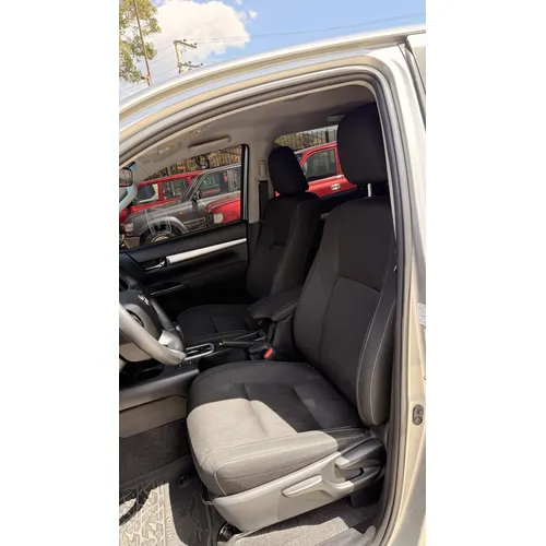 Toyota Hilux 2024 Plateado