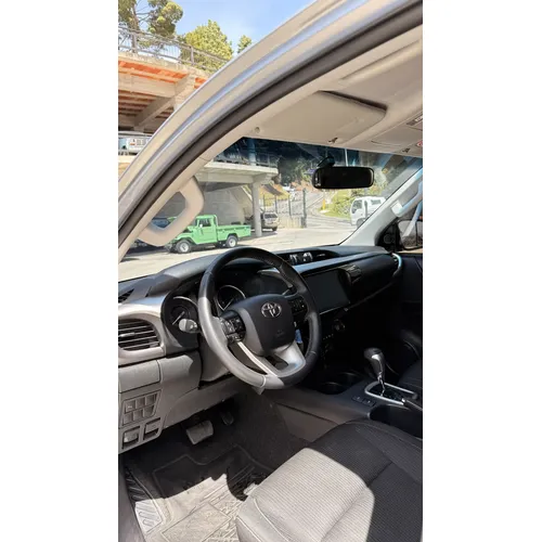 Toyota Hilux 2024 Plateado