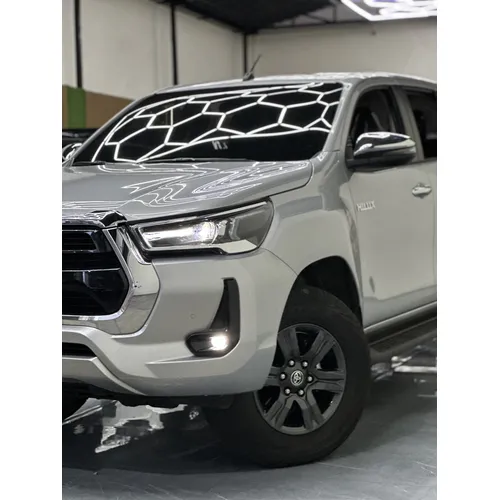 Toyota Hilux 2025 Gris Caracas