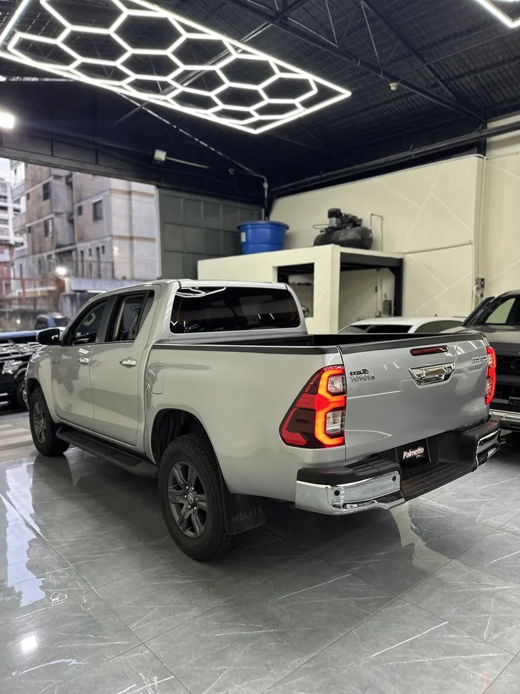 Toyota Hilux 2025 Gris Caracas