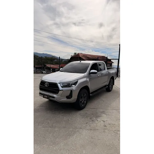 Toyota Hilux 2025 Plateado