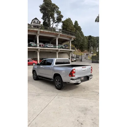 Toyota Hilux 2025 Plateado