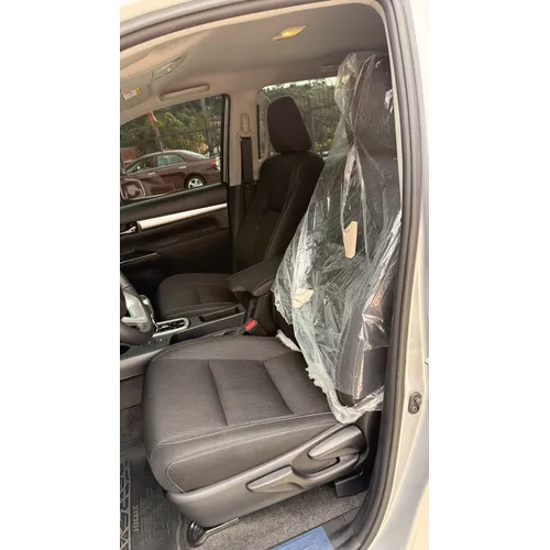 Toyota Hilux 2025 Plateado