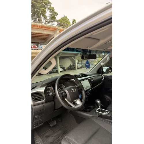 Toyota Hilux 2025 Plateado
