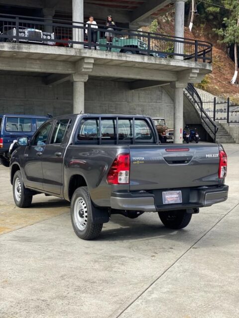 Toyota Hilux 2025 Gris Tovar