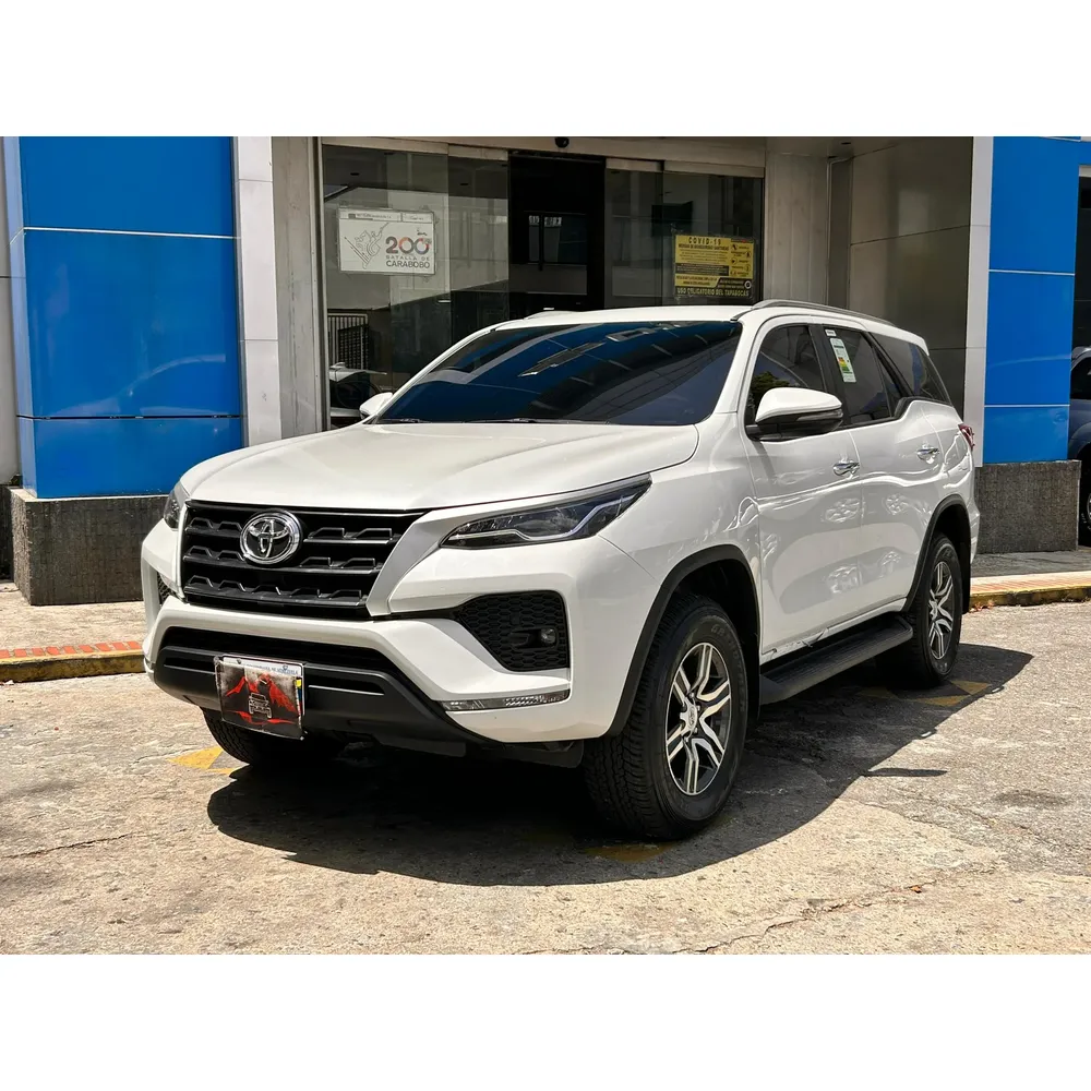 Toyota Hilux 2023 Blanco Caracas