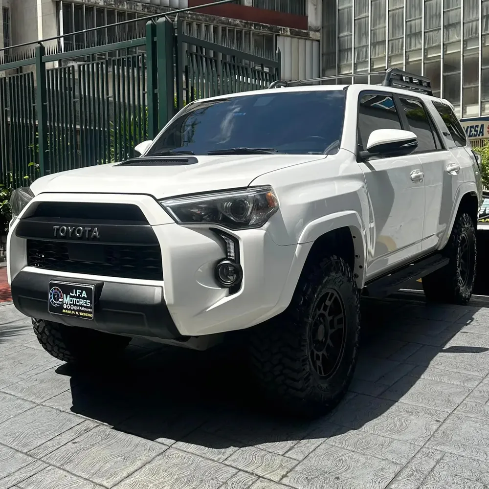 Toyota Hilux 2023 Blanco Caracas