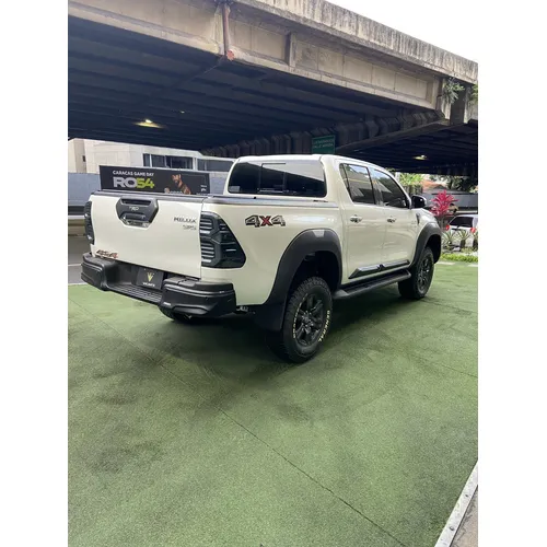 Toyota Hilux 2023 Blanco Caracas