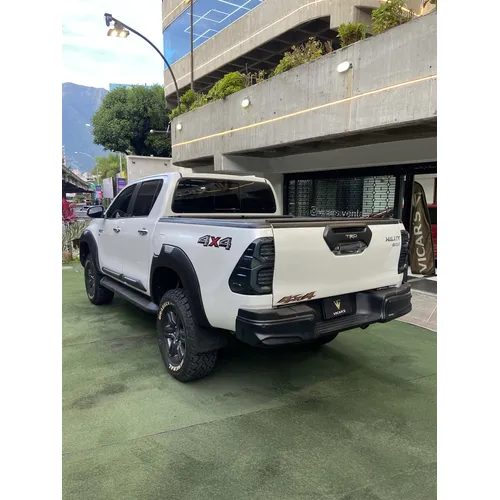 Toyota Hilux 2023 Blanco Caracas