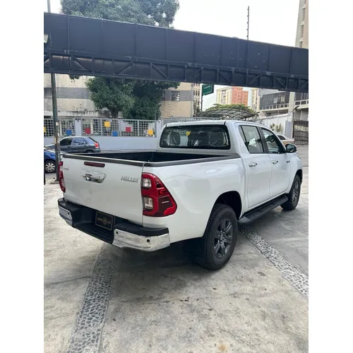 Toyota Hilux 2025 Blanco Caracas