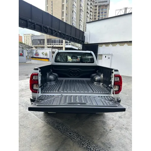 Toyota Hilux 2025 Blanco Caracas