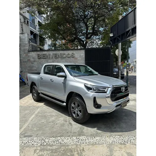 Toyota Hilux 2026 Gris Caracas