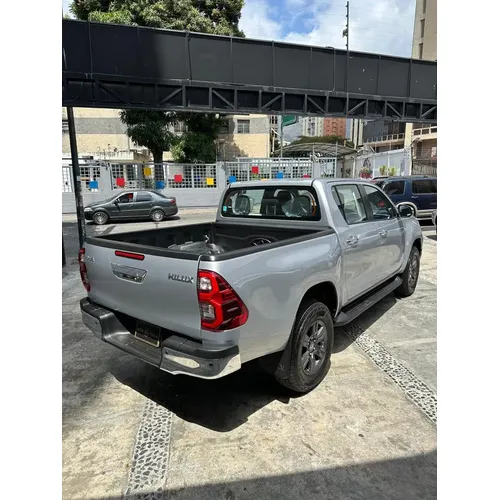 Toyota Hilux 2026 Gris Caracas