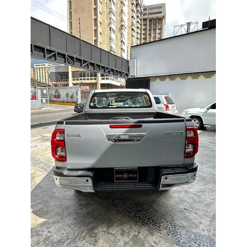 Toyota Hilux SRX 2026 Gris Caracas