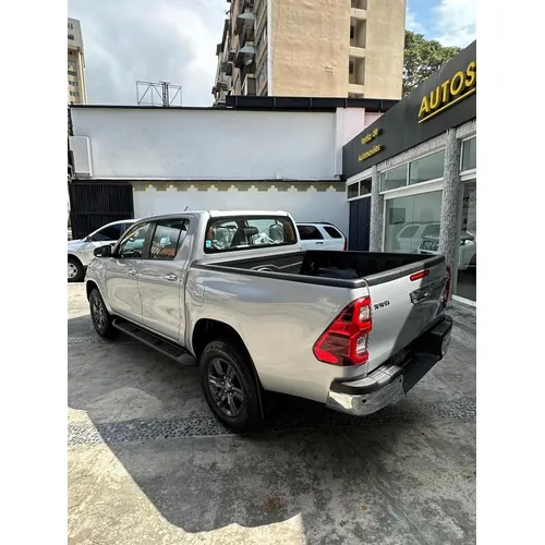 Toyota Hilux SRX 2026 Gris Caracas