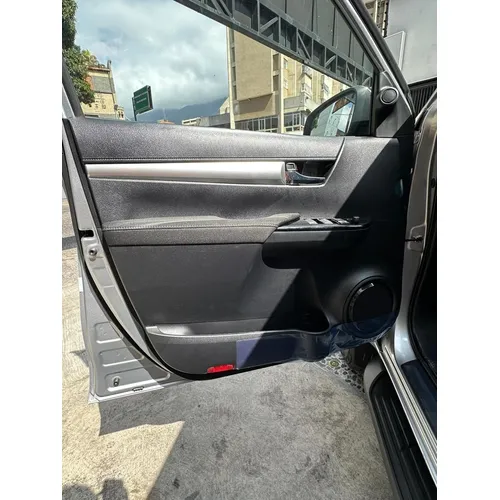 Toyota Hilux SRX 2026 Gris Caracas
