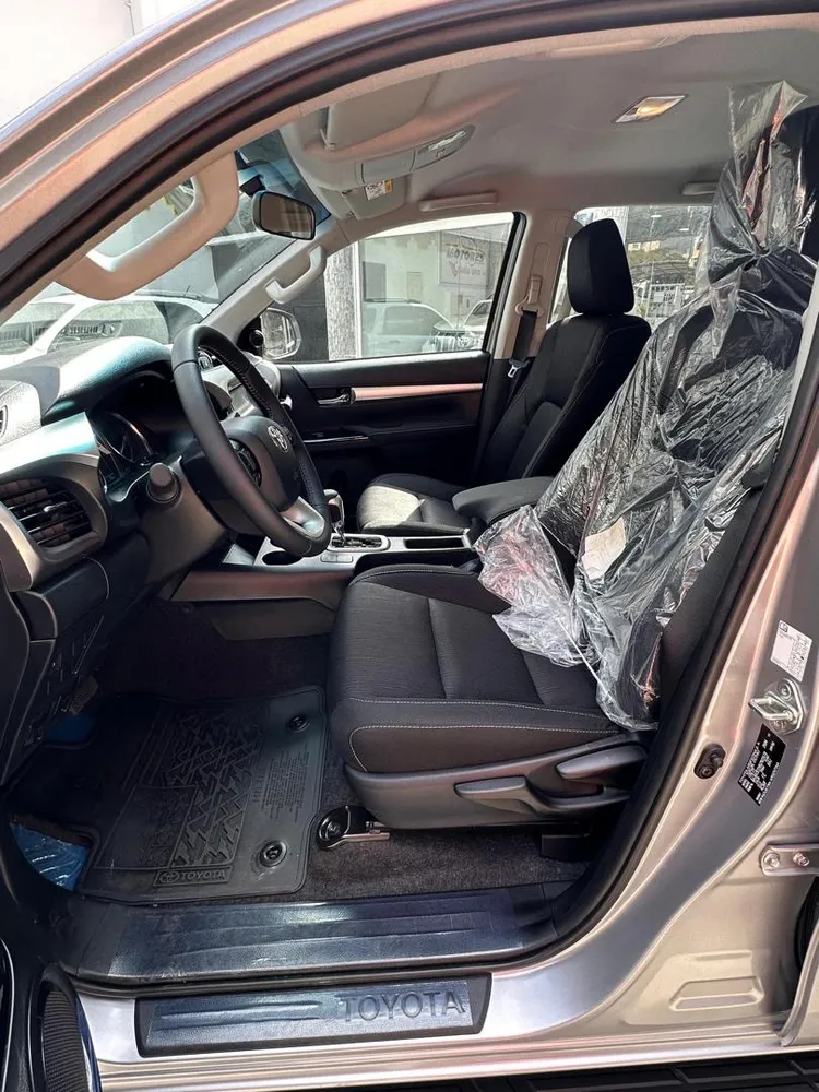 Toyota Hilux SRX 2026 Gris Caracas