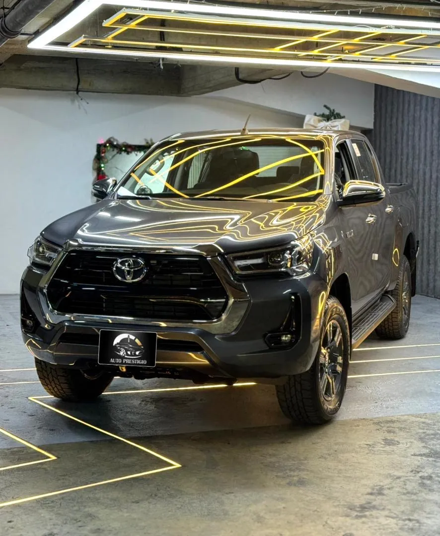 Toyota Hilux 2026 Gris Caracas