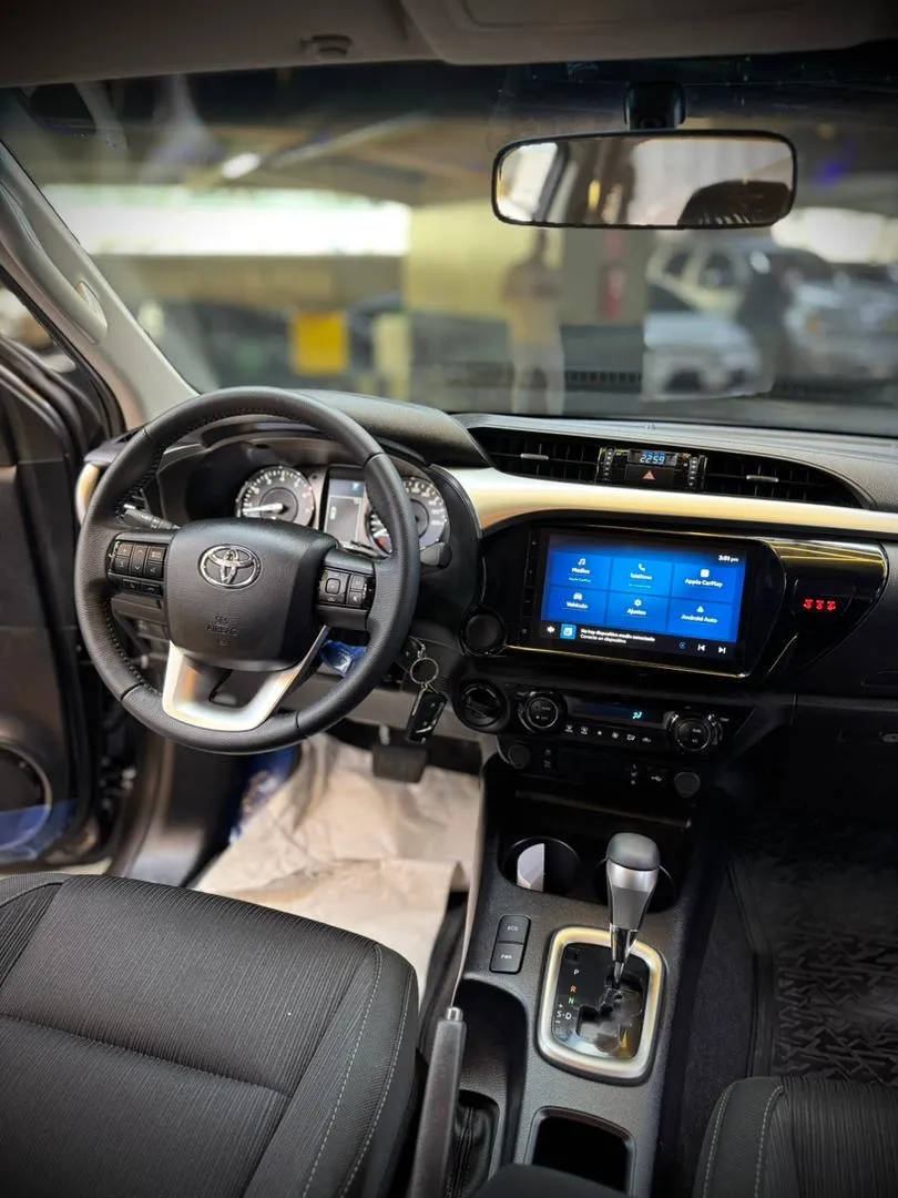 Toyota Hilux 2026 Gris Caracas