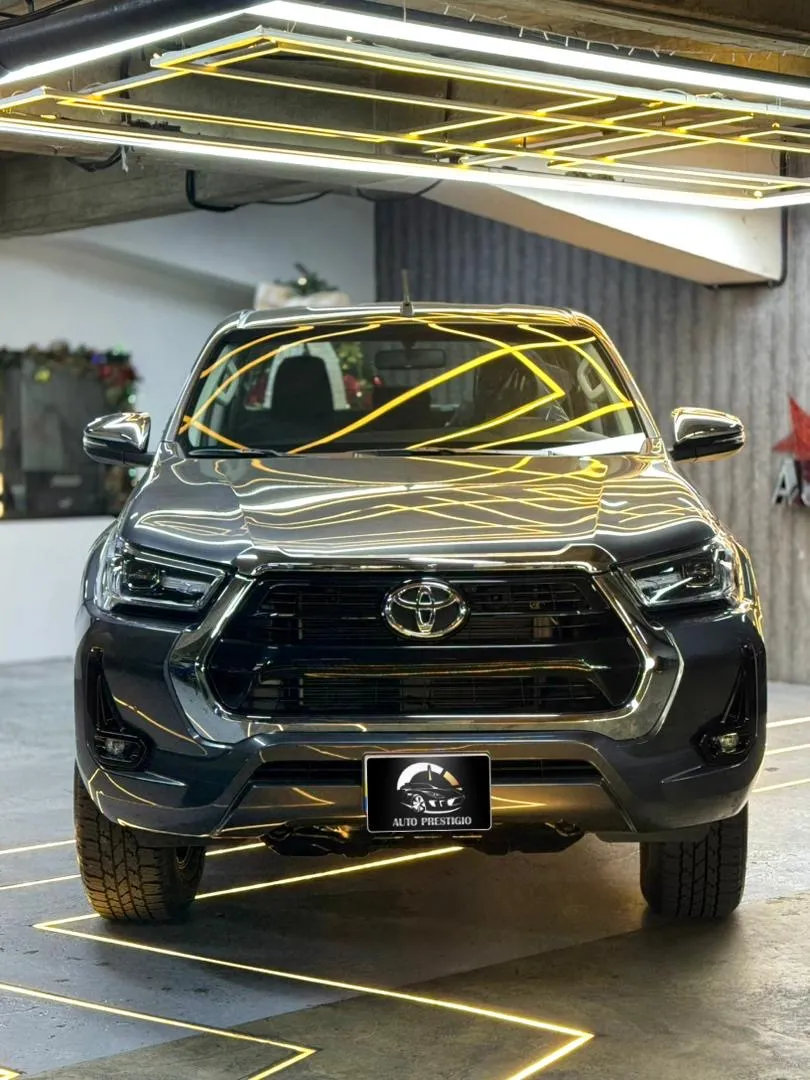 Toyota Hilux 2026 Gris Caracas
