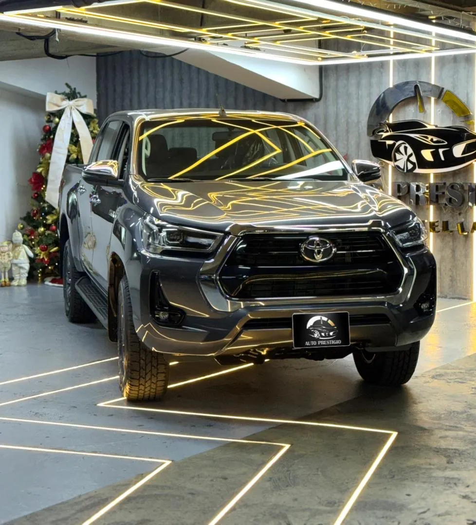 Toyota Hilux 2026 Gris Caracas