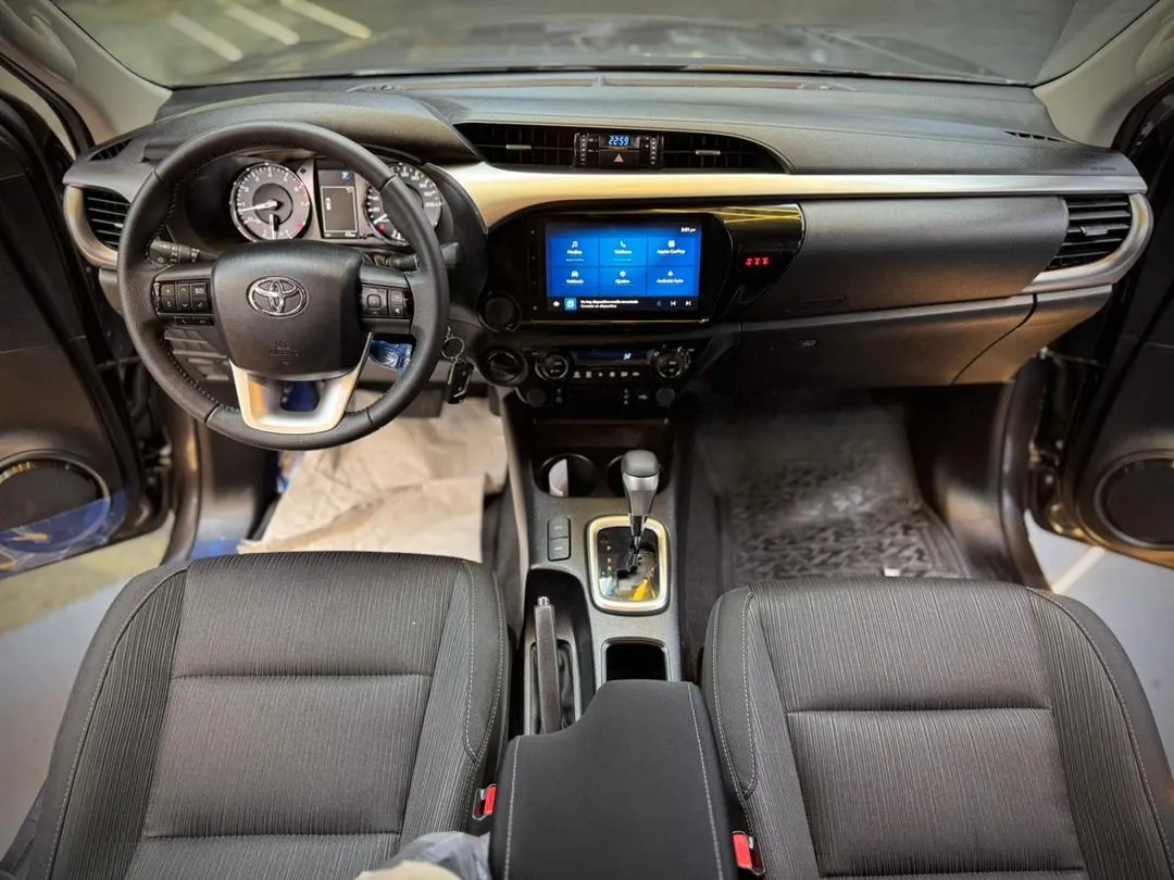Toyota Hilux 2026 Gris Caracas