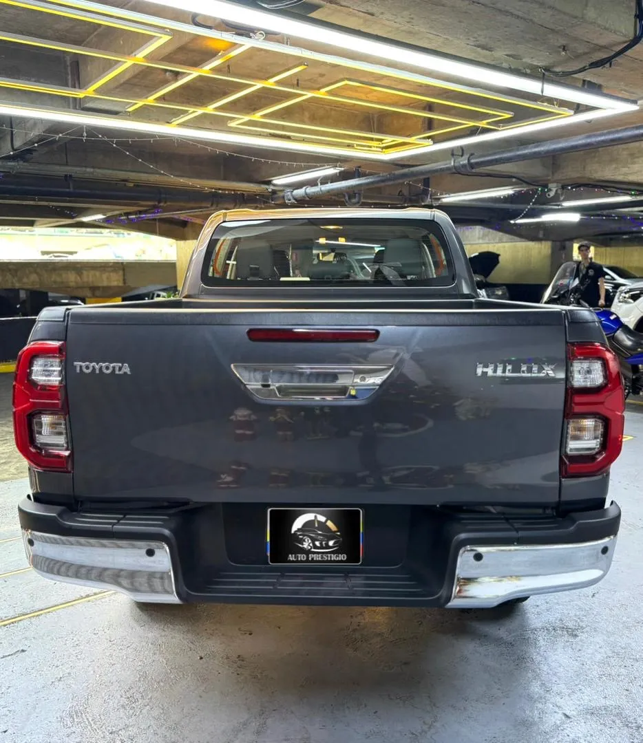 Toyota Hilux 2026 Gris Caracas