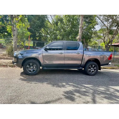 Toyota Hilux 2025 Gris Caracas