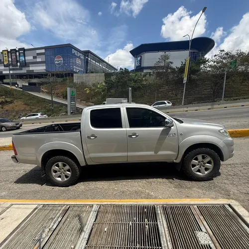 Toyota Hilux 2010 Plateado Caracas