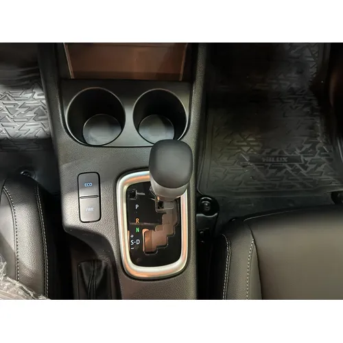 Toyota Hilux 2026 Gris Caracas