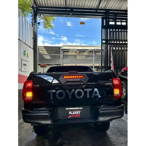Toyota Hilux Adventure 2025 Negro Caracas