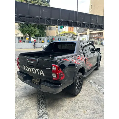 Toyota Hilux Adventure 2025 Negro Caracas