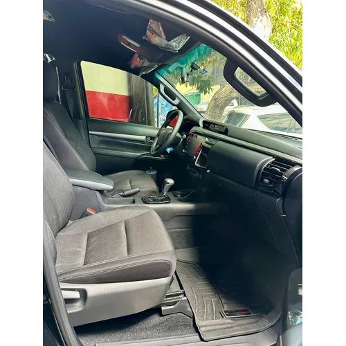 Toyota Hilux Adventure 2025 Negro Caracas