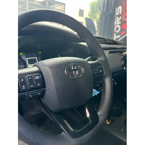 Toyota Hilux Adventure 2025 Negro Caracas