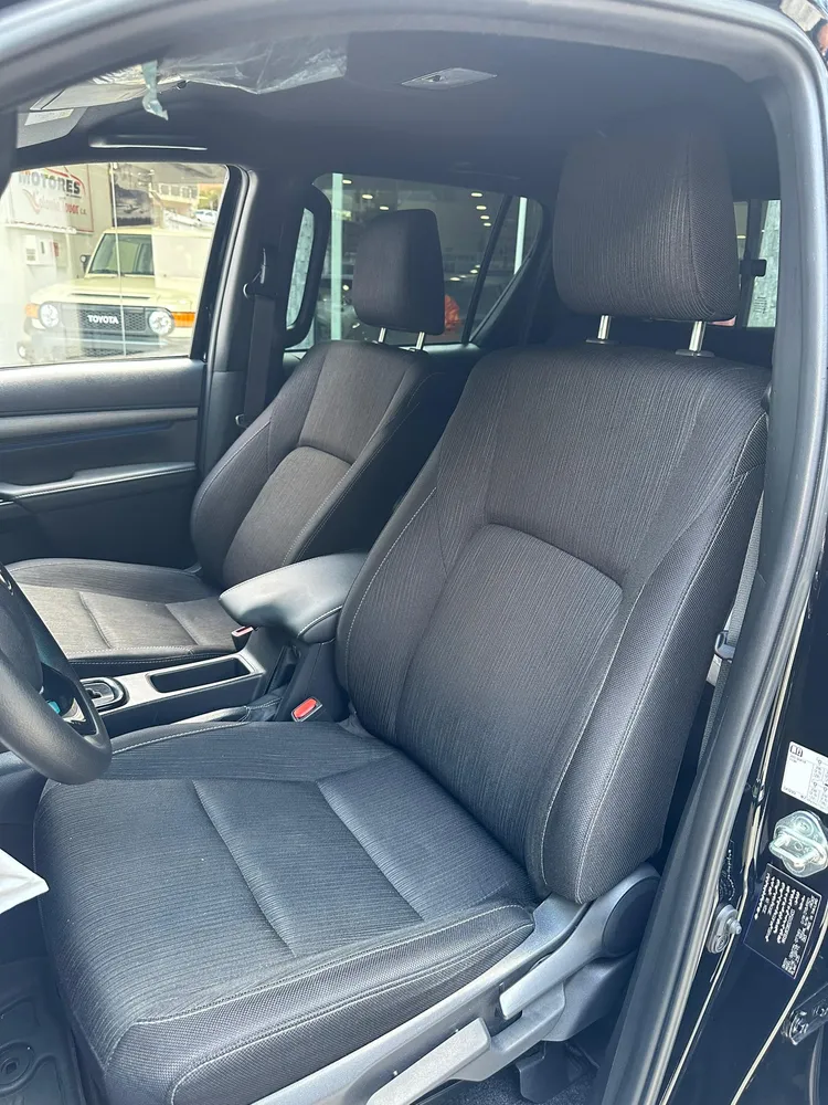 Toyota Hilux adventure 2025 Negro Caracas