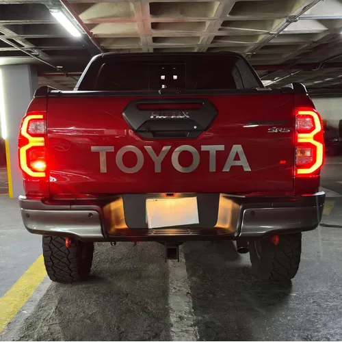 Toyota Hilux Adventure 2023 Rojo Caracas