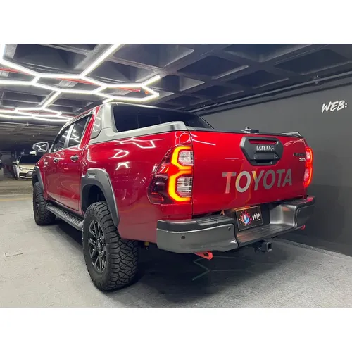 Toyota Hilux SR5 2023 Rojo Caracas
