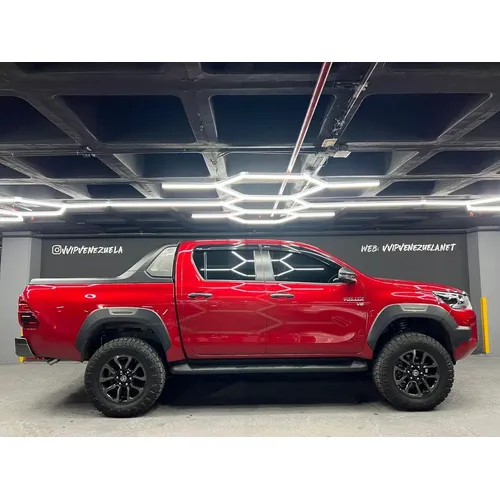 Toyota Hilux SR5 2023 Rojo Caracas