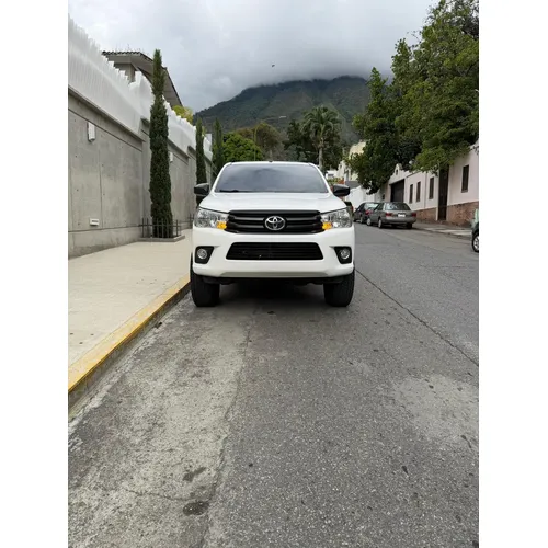 Toyota Hilux 2021 Blanco Caracas