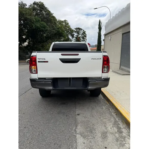 Toyota Hilux 2021 Blanco Caracas